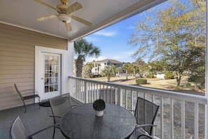Outdoor dining - 2-bedroom apartment in charming Myrtle Beach with AC (Myrtle Beach)