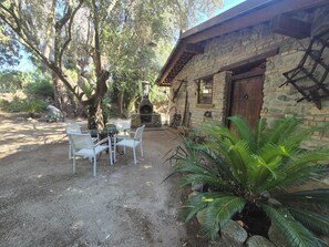 Outdoor dining - Vrbo Property (Calabria)