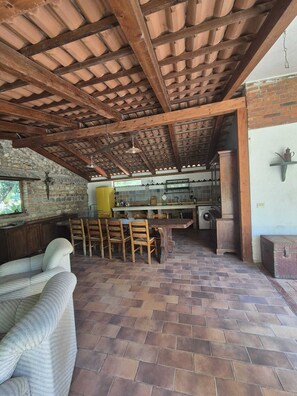 Outdoor dining - Vrbo Property (Calabria)