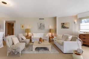 A living room with a sofa set, two side tables with lamps, a coffee table, and artwork on the walls. - “Saint Raphael De Luxe” Apartment with Shared Pool and Private Terrace (Saint-Raphaël)
