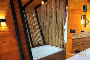 Cabin tiện nghi đơn giản, ban công, quang cảnh hồ | Phòng tắm | Đồ dùng nhà tắm miễn phí, khăn tắm, xà phòng, dầu gội 