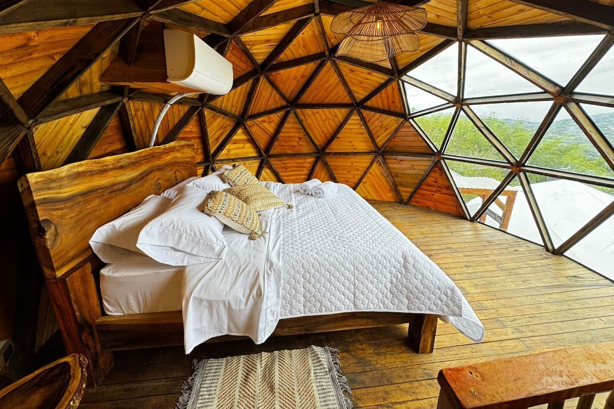 Lều dành cho gia đình, quang cảnh hồ | Bộ đồ giường cao cấp, chăn bông, nệm Select Comfort, minibar 