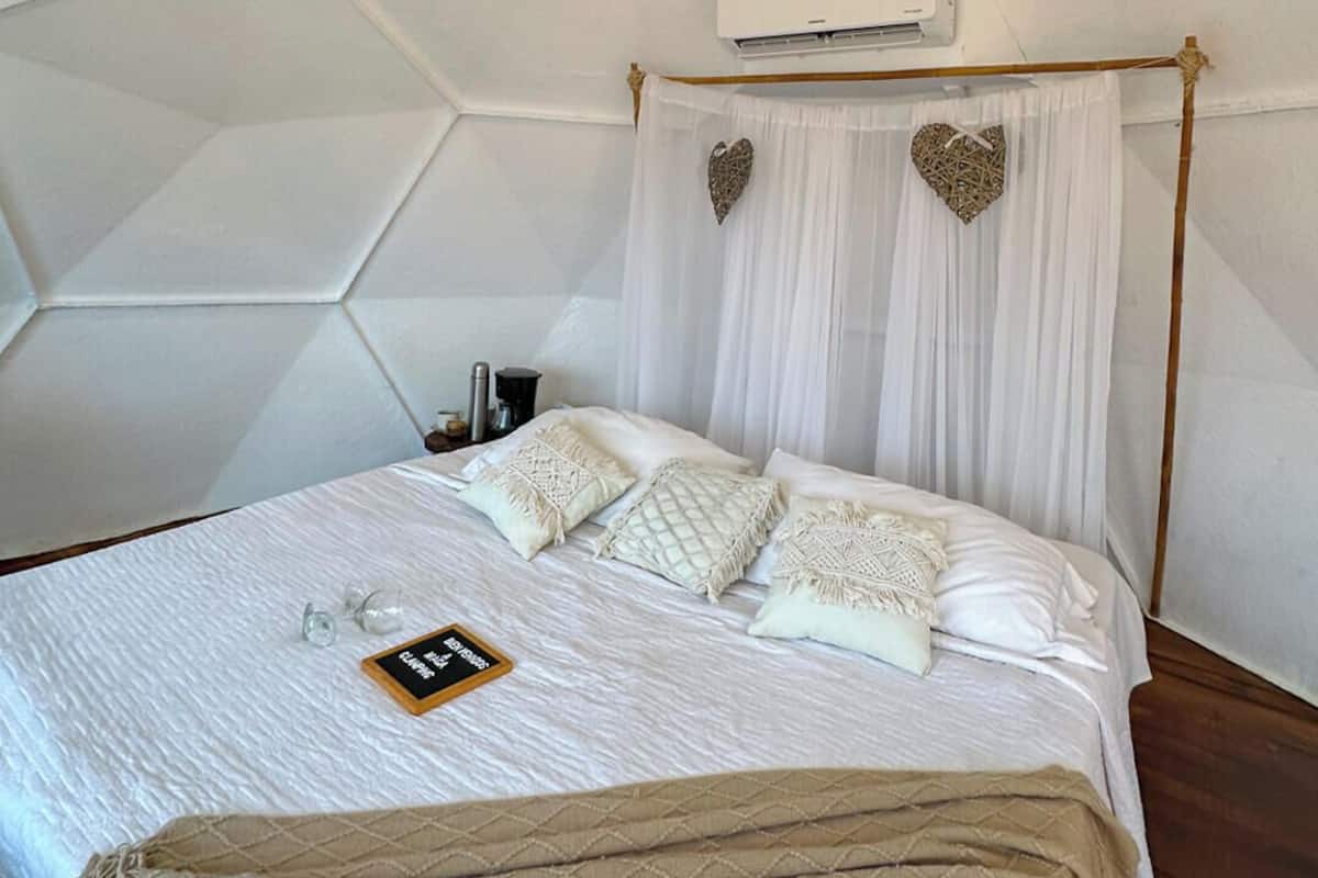 Lều Deluxe, quang cảnh hồ | Bộ đồ giường cao cấp, chăn bông, nệm Select Comfort, minibar 