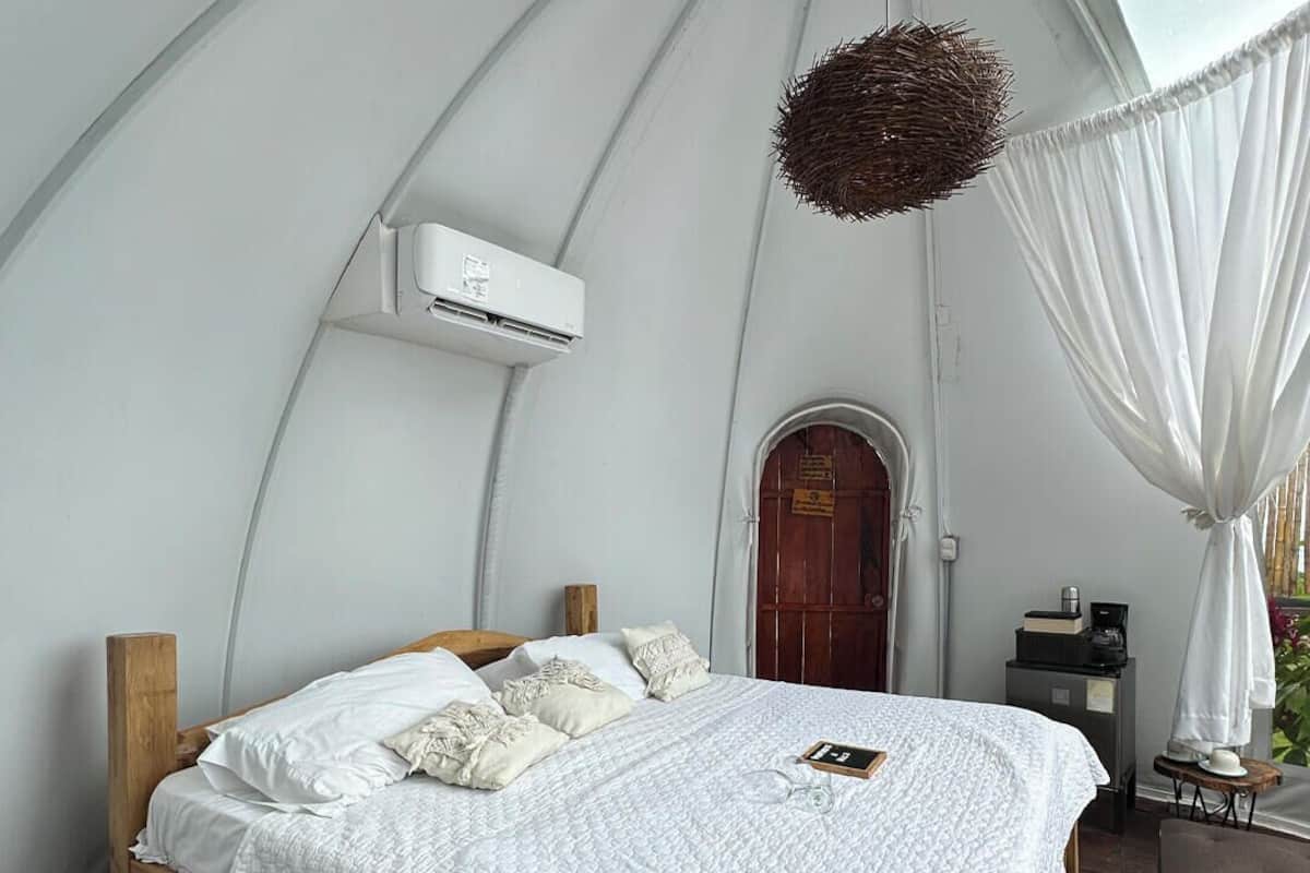 Lều tiện nghi đơn giản, quang cảnh hồ | Bộ đồ giường cao cấp, chăn bông, nệm Select Comfort, minibar 