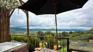Deluxe Tent, Lake View | Outdoor dining