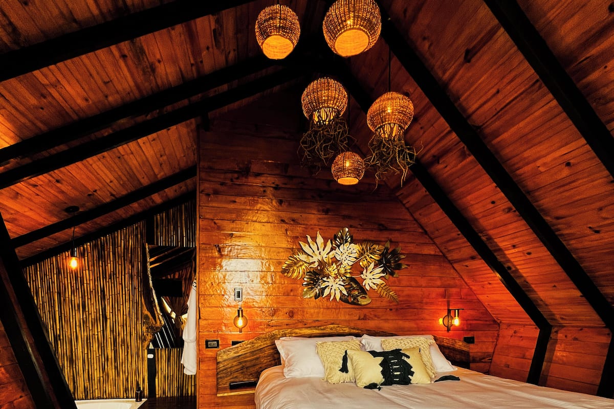 Cabin tiện nghi đơn giản, ban công, quang cảnh hồ | Bộ đồ giường cao cấp, chăn bông, nệm Select Comfort, minibar 