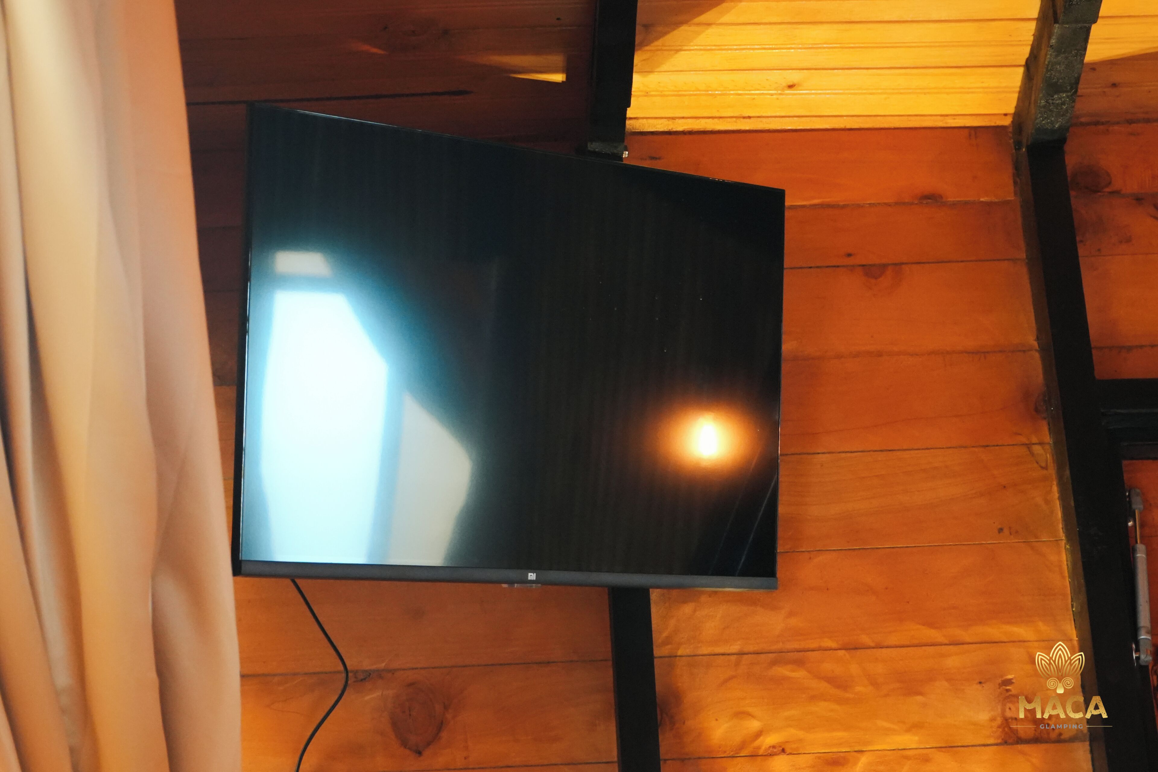 Ein Fernseher an einer Holzwand befestigt.