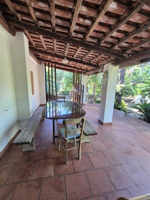 Outdoor dining - Vrbo Property (Calabria)