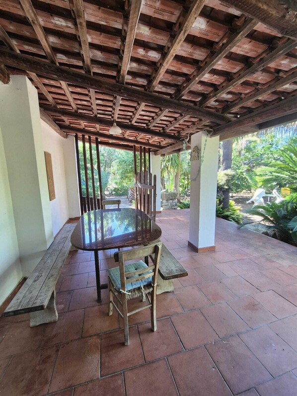 Outdoor dining - Vrbo Property (Calabria)