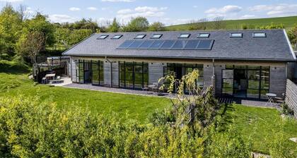 Oakwood Barn - Four Bedroom Villa, Sleeps 6