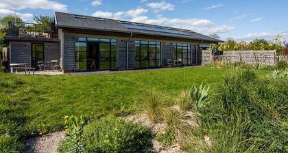 Oakwood Barn - Four Bedroom Villa, Sleeps 6