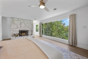 Room - Lakefront Retreat - Pool, Private Dock & Stunning Views (Harriman)