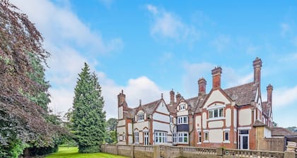 Riding Manor - Twelve Bedroom Villa, Sleeps 24