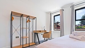 A bedroom with a bed, a desk, and a wardrobe. - New Central House | Contractor & Family Friendly (Reading)