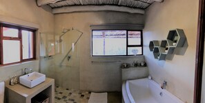 Luxury Cottage, Mountain View | Bathroom | Free toiletries, hair dryer, towels, soap - Oaksrest Vineyards Guest Farm (Ladismith)
