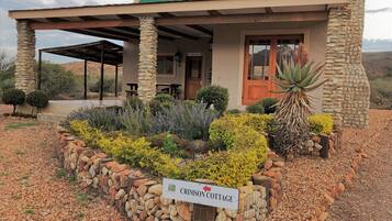 Luxury Cottage, Mountain View | Blackout drapes, iron/ironing board (on request), WiFi (free)