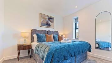 3 bedrooms, desk, iron/ironing board, travel crib