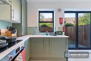 Private kitchen - Modern Reading Houses for Contractors & Families (Reading)