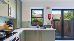 Una cucina moderna con un'ampia finestra, una coperta antincendio e un kit di pronto soccorso.