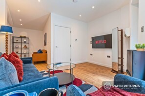 Living area - Modern Reading Houses for Contractors & Families (Reading)