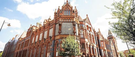 READING MUSEUM, 12 MINUTES FROM THE APARTMENT, SHOWCASES THE TOWN'S RICH HISTORY AND CULTURAL HERITAGE. HOUSED IN A HISTORIC BUILDING, IT OFFERS EXHIBITS FROM PREHISTORIC TIMES TO THE PRESENT, INCLUDING BOTH PERMANENT AND TEMPORARY DISPLAYS.