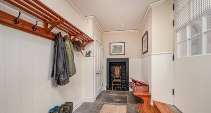 Scholars Retreat - Seven Bedroom Villa, Sleeps 16