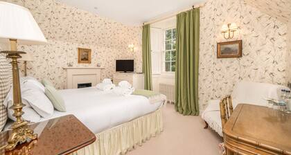 Scholars Retreat - Seven Bedroom Villa, Sleeps 16