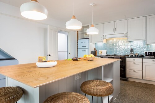 Saltwater Escape - Five Bedroom Villa, Sleeps 12