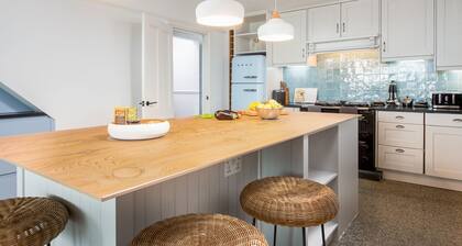 Saltwater Escape - Five Bedroom Villa, Sleeps 12