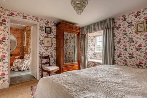 Hinds House - Three Bedroom Villa, Sleeps 6