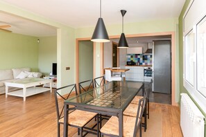 Eine moderne Küche mit Mikrowelle, Backofen und einer gefliesten Spritzschutzwand.