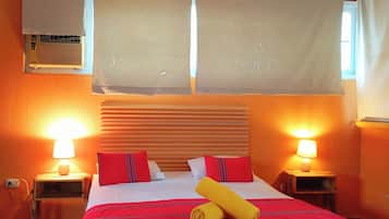 Una habitación de hotel con una cama, dos lámparas de noche, un ventanal con cortinas y un piso de baldosas.