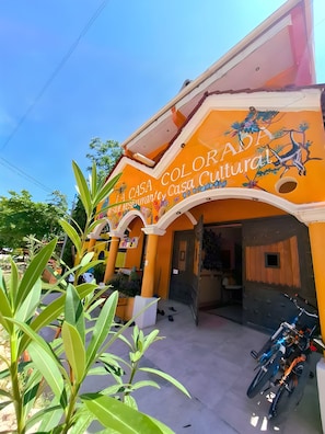 Un edificio con un letrero que dice 'Casa Colorada Restaurante Casa Cultural' y una motocicleta estacionada afuera.