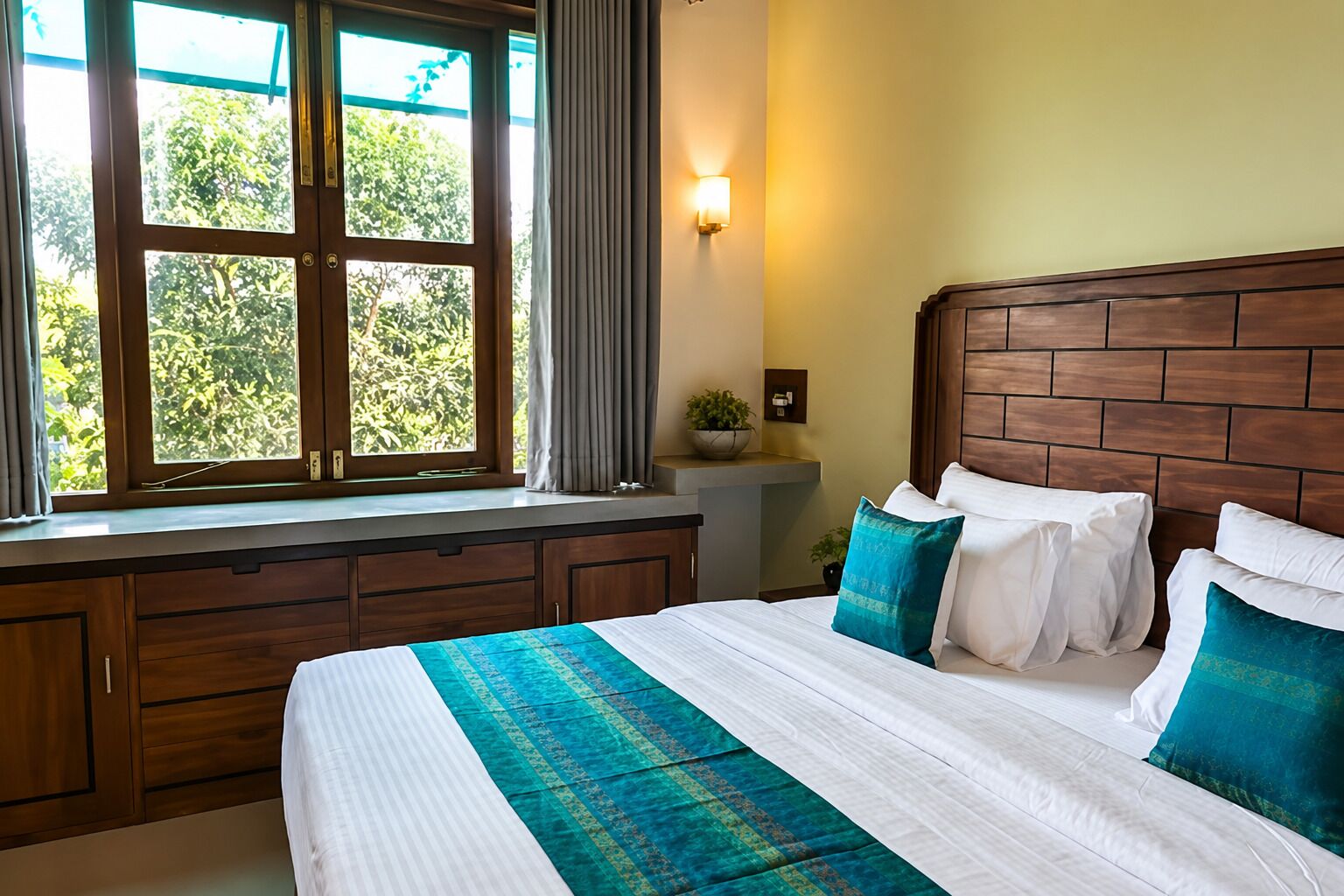 2 bedrooms, travel crib, WiFi (free), bed sheets