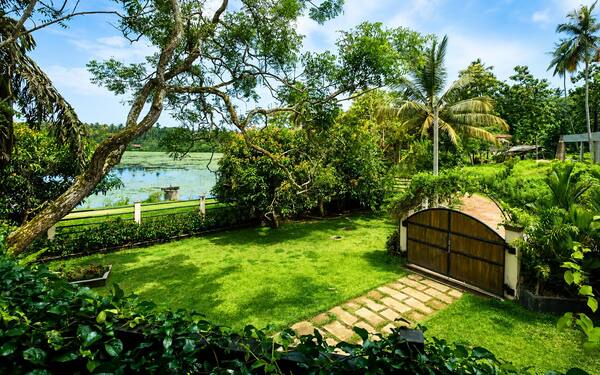 Spacious 2-Bedroom Lakeside Retreat