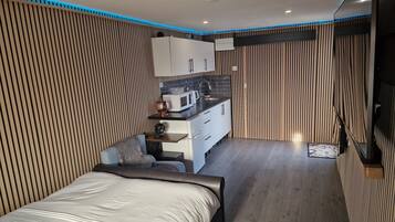 Iron/ironing board, WiFi, bed sheets