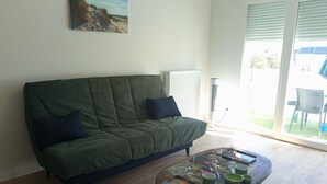 Ein Wohnzimmer mit einer Couch, einem Couchtisch und einem Gemälde an der Wand.