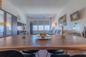 Un comedor con una mesa de madera, sillas negras y un centro de mesa decorativo.