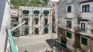 A narrow street with buildings on either side, some with balconies and windows. - Apartament in Minori (Minori)