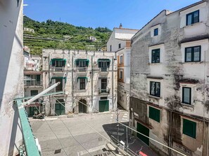 A narrow street with buildings on either side, some with balconies and windows. - Apartament in Minori (Minori)