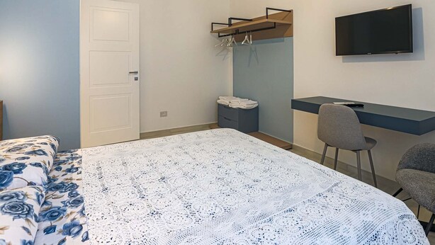A bedroom with a bed, a desk, a chair, a television, and a wardrobe. - Donna Maria - Marialuce (Amalfi)