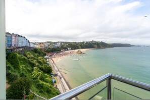 A coastal cityscape with a beach, buildings, and a view from a balcony. - Royal Victoria Court 7 - Tenby Harbour Sea Views (Tenby)
