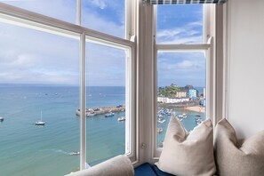 A bay view from a window with a view of boats, buildings, and a clear sky. - Royal Victoria Court 7 - Tenby Harbour Sea Views (Tenby)