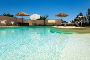 A clear swimming pool with lounge chairs and umbrellas. - Casina Le Rene Con Ampio Giardino e Piscina Privata (Poggiardo)