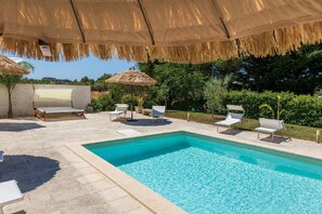A swimming pool with lounge chairs and umbrellas, surrounded by greenery. - Casina Le Rene Con Ampio Giardino e Piscina Privata (Poggiardo)