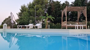 A swimming pool with lounge chairs and a pergola structure. - Casina Le Rene Con Ampio Giardino e Piscina Privata (Poggiardo)