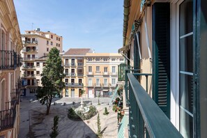 A courtyard with a fountain, surrounded by multi-story buildings with balconies and windows. - Genteel Home Plaza San Francisco Malaga (Málaga)