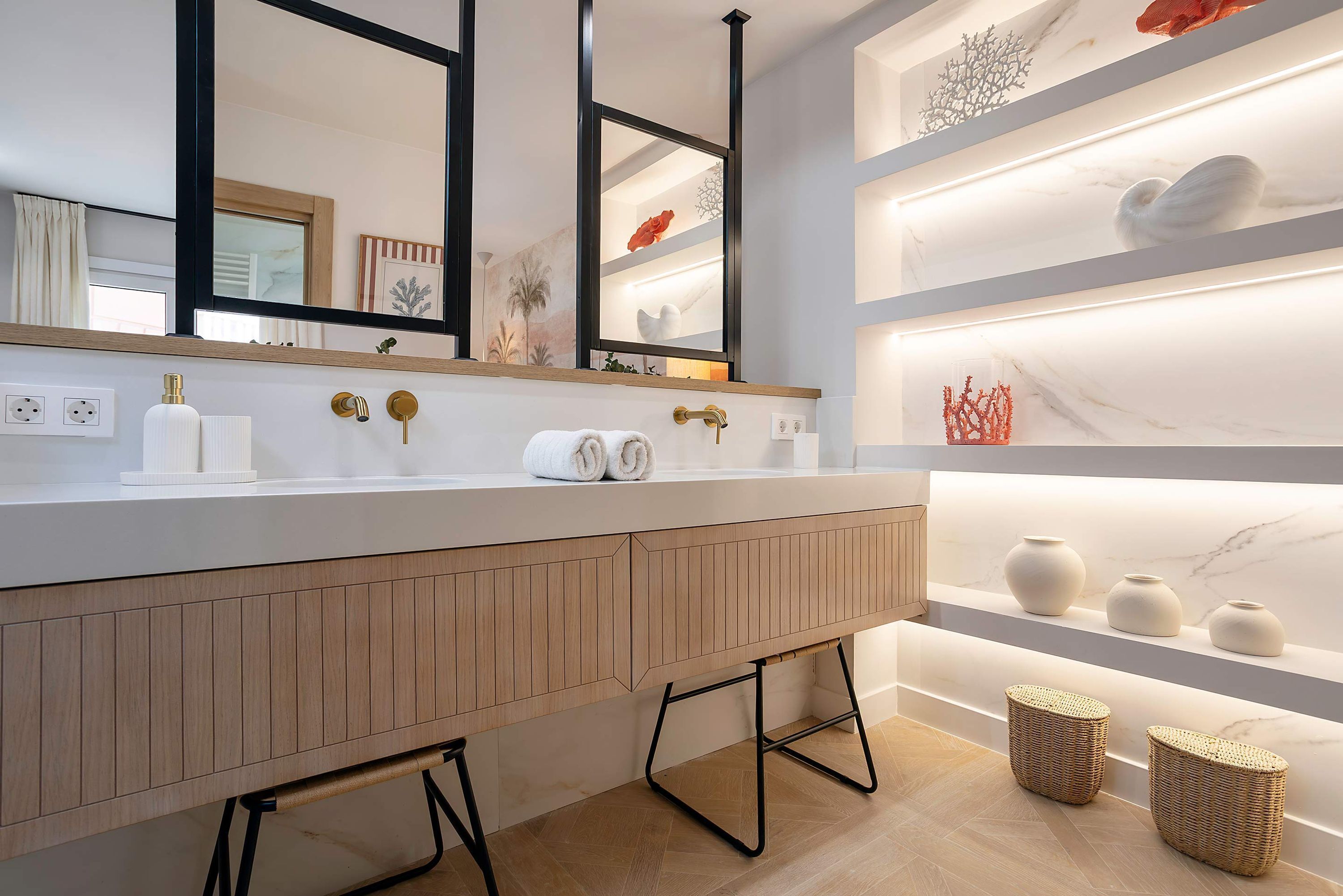 Un bagno moderno con un mobile bagno in legno, due lavandini e uno specchio sopra.
