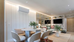 A modern living room with a sofa, coffee table, and chairs. - Genteel Home Plaza San Francisco Malaga (Málaga)