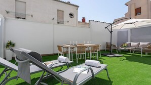 A rooftop terrace with artificial grass, outdoor furniture, and a pergola providing shade. - Genteel Home San Anton 103 (Granada)